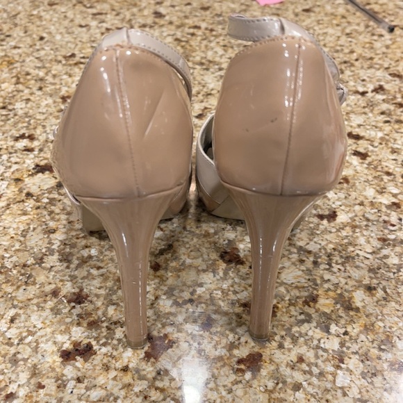 Guess Shoes - Picture 2 of 4